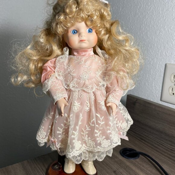 Vintage 1980 GEPPEDO PORCELAIN DOLL 12’ - Picture 7 of 16